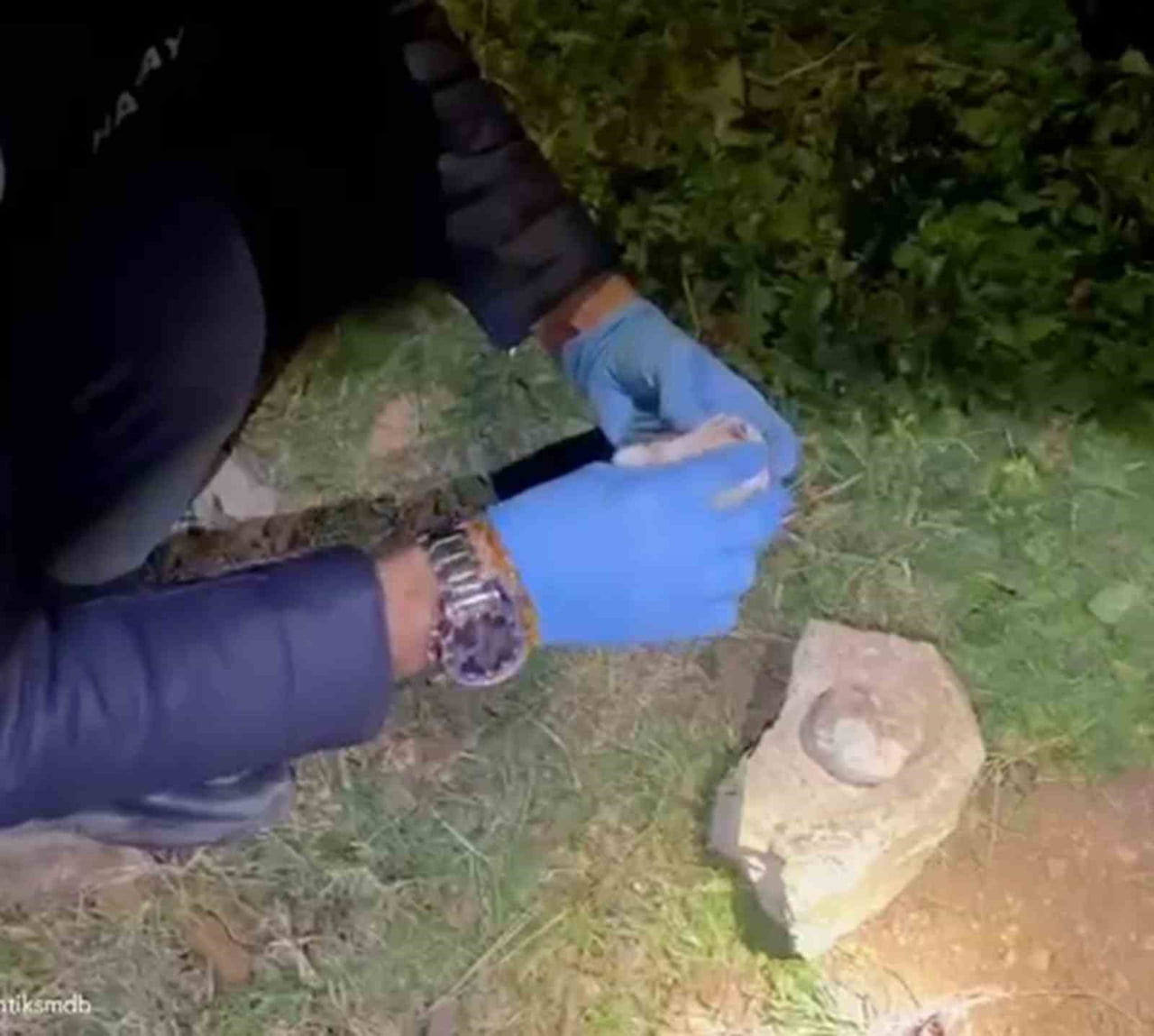 HATAY’DA POLİS EKİPLERİNİN UYUŞTURUCU OPERASYONUNDA ARAMA YAPILAN EVİN 10 METRE İLERİSİNDE TAŞIN...