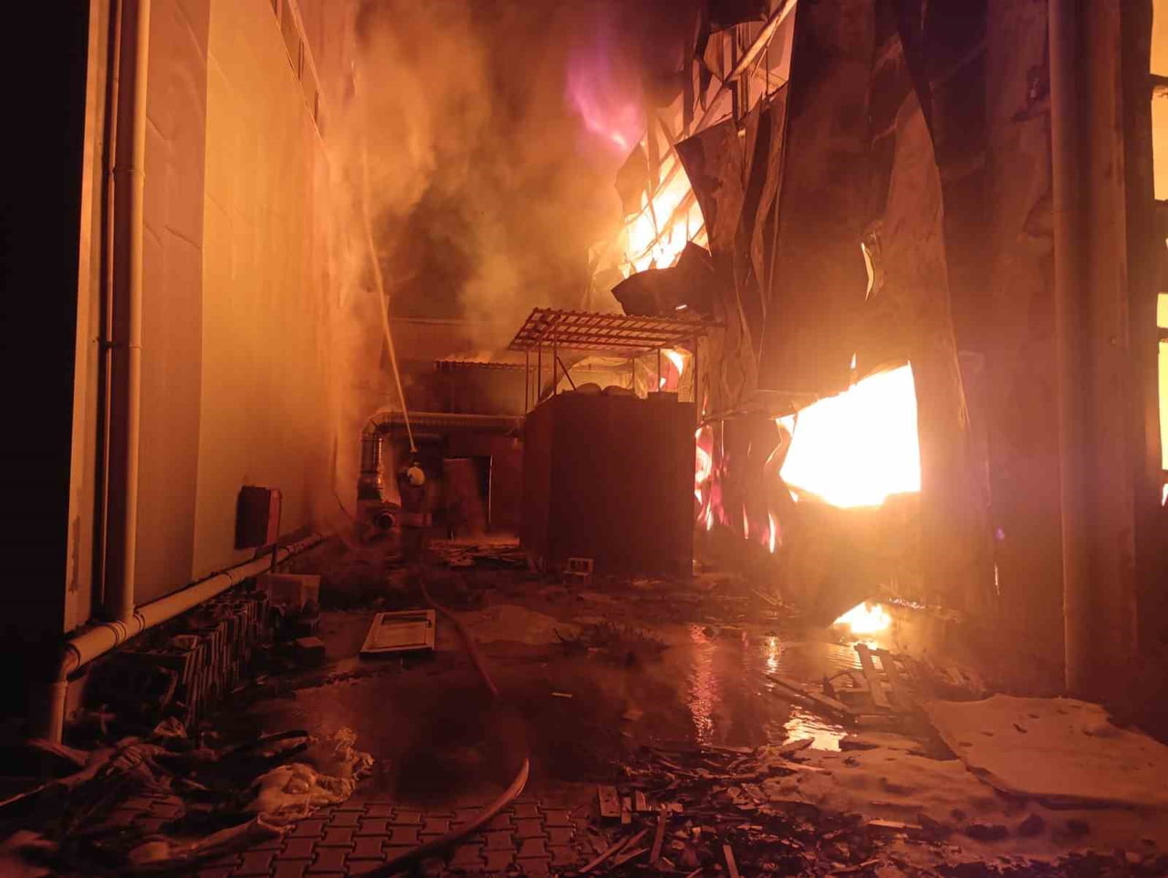 HATAY’DA SANAYİ SİTESİ İÇERİSİNDE BULUNAN SÜNGER DEPOSUNDA ÇIKAN YANGINDA, ALEVLER ÇEVREDEKİ İŞ...