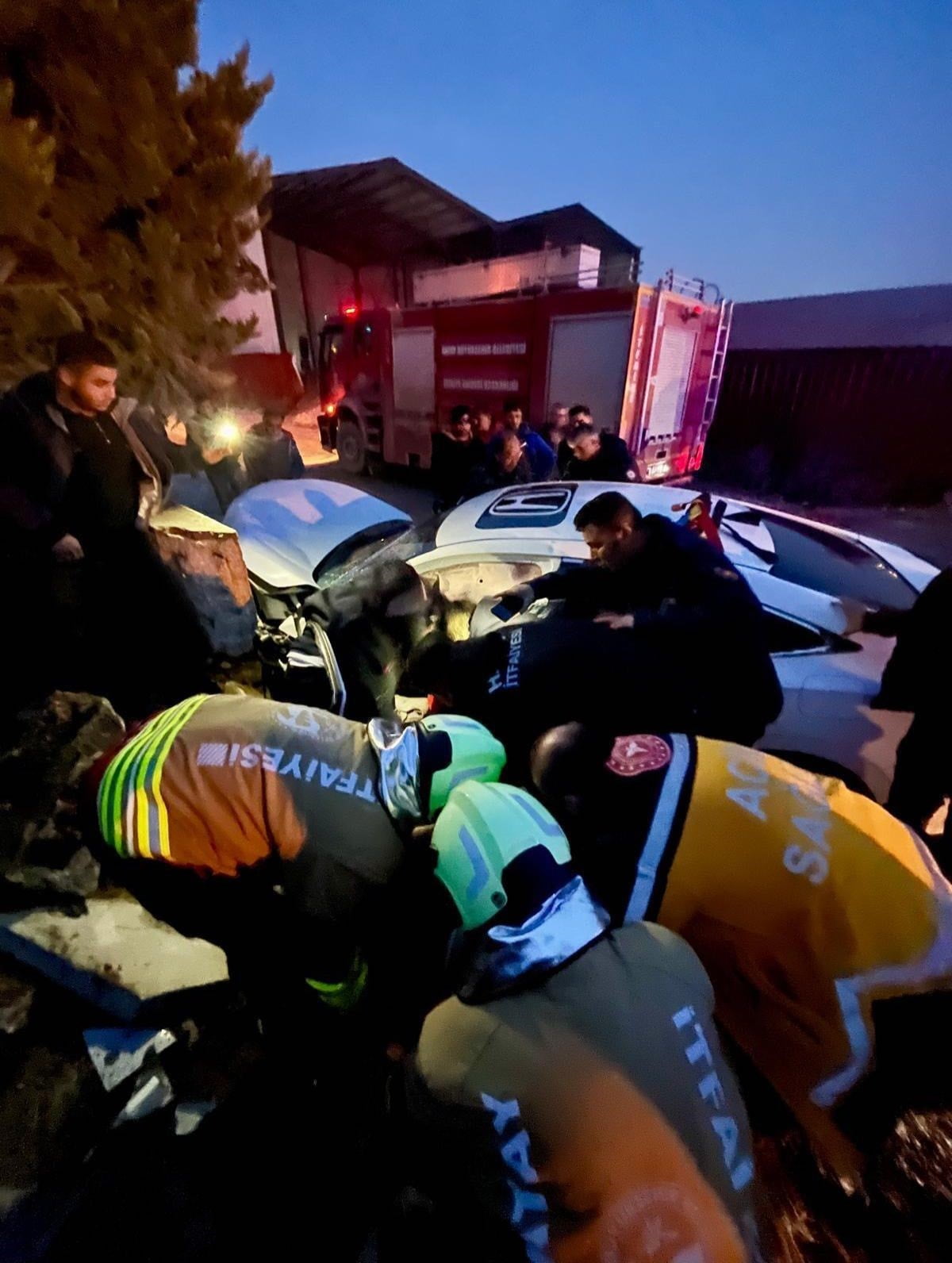 HATAY’DA ŞARAMPOLE DEVRİLEN OTOMOBİLDEKİ 2 KİŞİ YARALANDI.