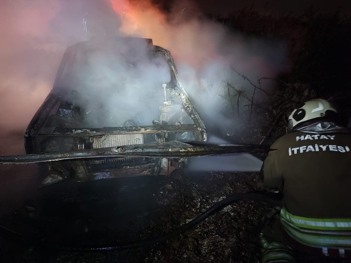 HATAY’DA SEYİR HALİNDEYKEN ALEVLERE TESLİM OTOMOBİL YANARAK KULLANILMAZ HALE GELDİ.