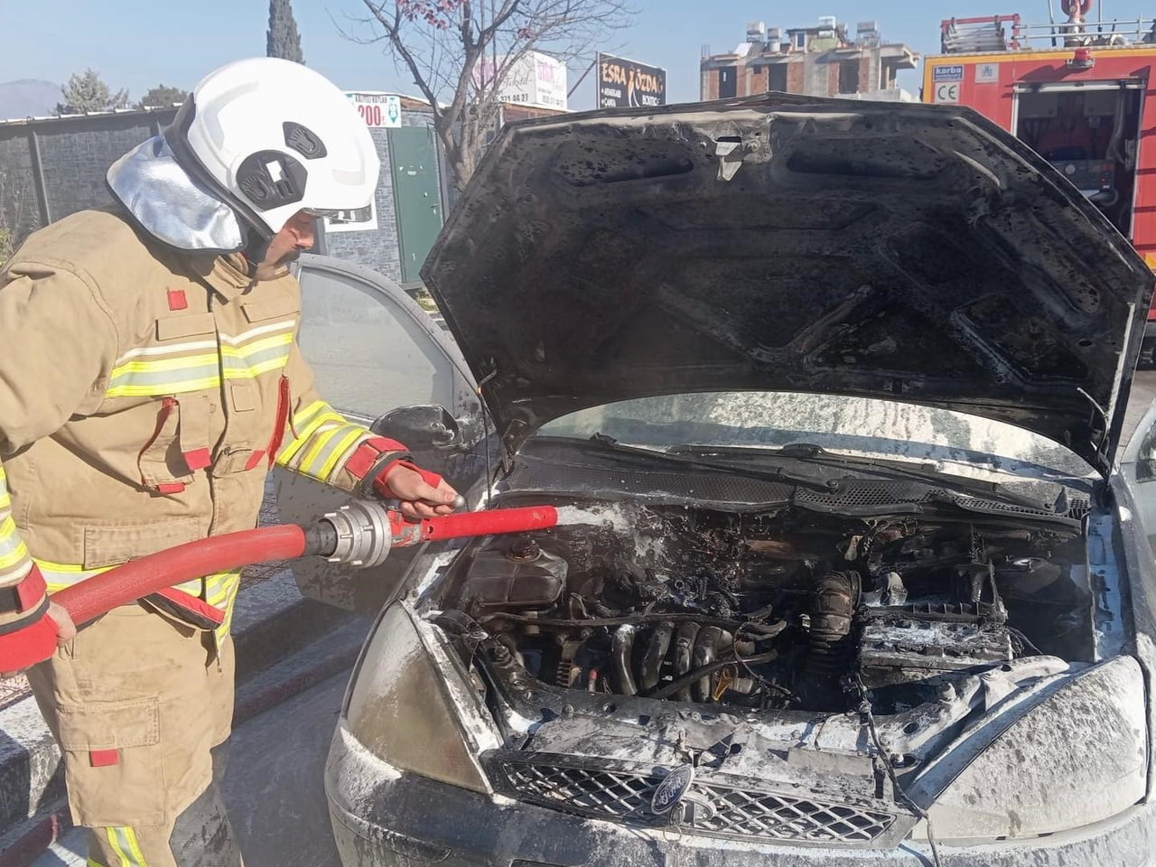 HATAY’DA SEYİR HALİNDEYKEN MOTOR KISMI YANMAYA BAŞLAYAN OTOMOBİLDEKİ YANGINI İTFAİYE...