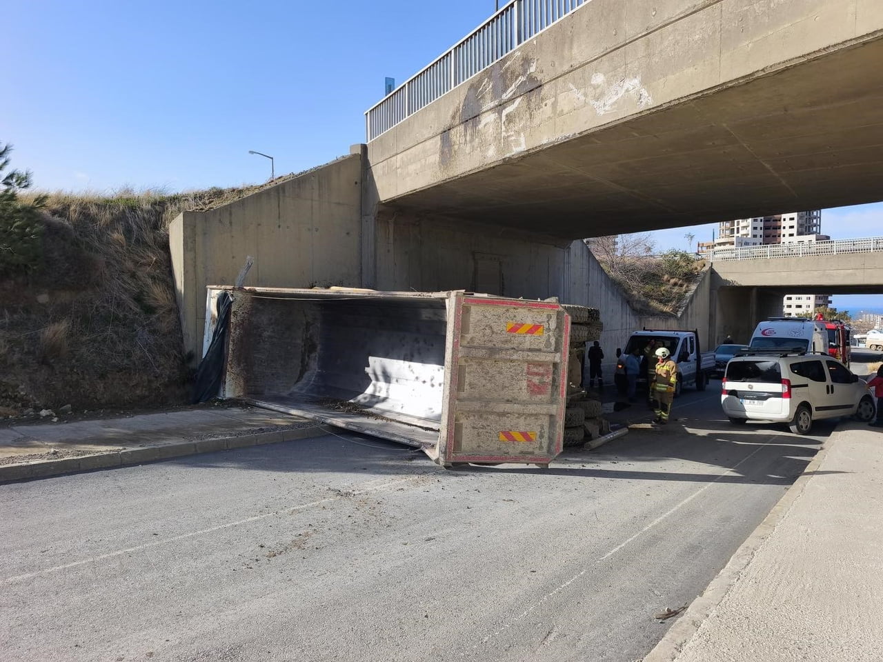 HATAY’DA SÜRÜCÜSÜNÜN KONTROLÜNÜ KAYBETMESİYLE DEVRİLEN HAFRİYAT KAMYONUN SÜRÜCÜSÜ...
