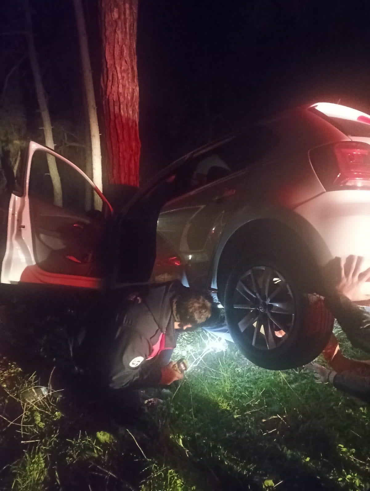 HATAY’DA YOL KENARINA DEVRİLEN OTOMOBİLİN SÜRÜCÜSÜ YARALANDI.