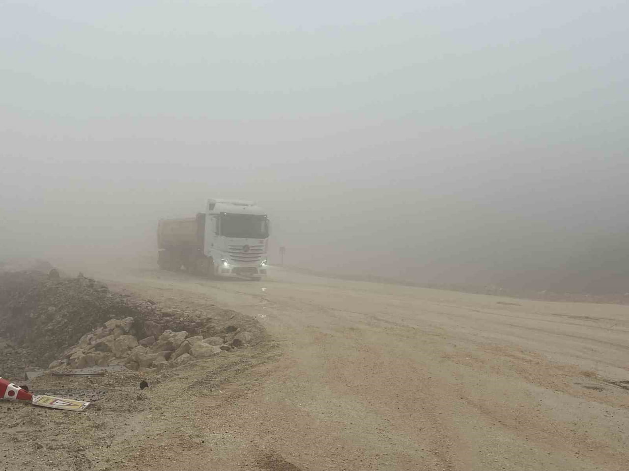 HATAY’DA YÜKSEK KESİMLERDE ETKİLİ OLAN SİSLE YAYLADAĞI-ANTAKYA YOLUNDA GÖRÜŞ MESAFESİ 20 METREYE...