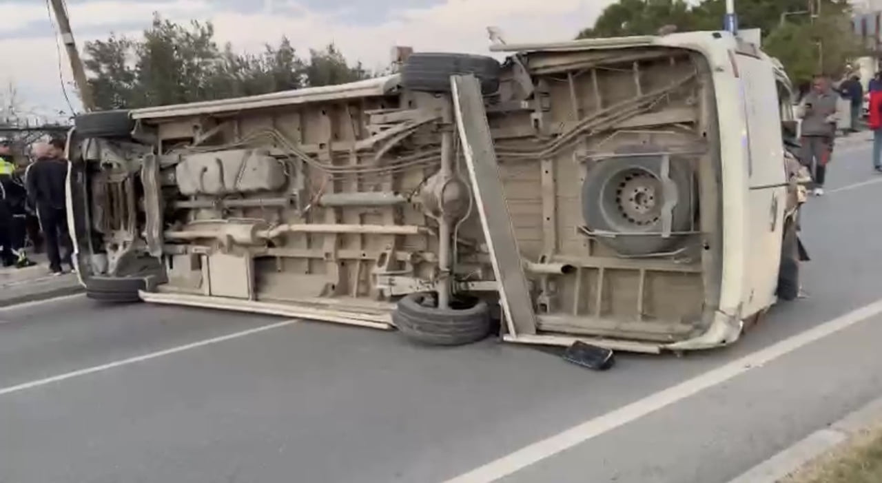 HATAY (İHA) - HATAY’IN ARSUZ İLÇESİNDE MEYDANA GELEN ZİNCİRLEME TRAFİK KAZASINDA 1’İ AĞIR OLMAK...