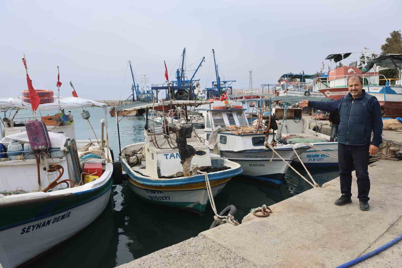 HATAY’IN AKDENİZ KIYISI OLAN SAMANDAĞ İLÇESİNDE FIRTINA ÖĞLE SAATLERİNDEN İTİBAREN ETKİLİ OLMAYA...