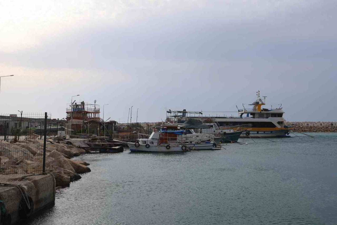 HATAY’IN AKDENİZ KIYISI OLAN SAMANDAĞ İLÇESİNDE FIRTINA ÖĞLE SAATLERİNDEN İTİBAREN ETKİLİ OLMAYA...