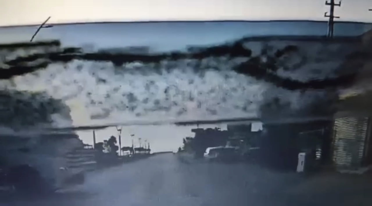 HATAY’IN ARSUZ İLÇESİNDE TIR, SERVİS ARACI VE 2 OTOMOBİLİN KARIŞTIĞI ZİNCİRLEME TRAFİK KAZASINDA...