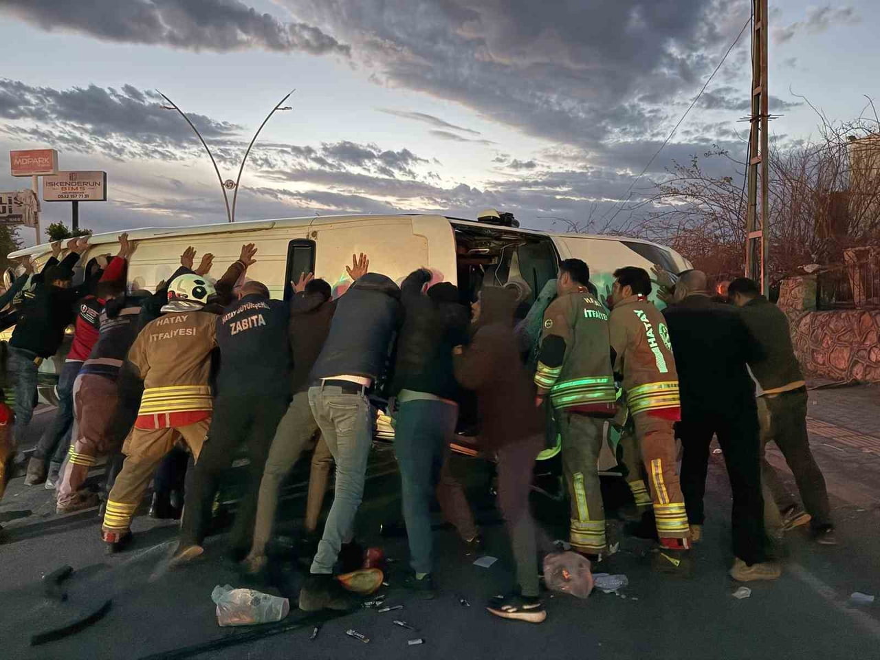 HATAY’IN ARSUZ İLÇESİNDE YOLCU MİNİBÜSÜNÜN DE İÇLERİNDE YER ALDIĞI 5 ARACIN KARIŞTIĞI ZİNCİRLEME...