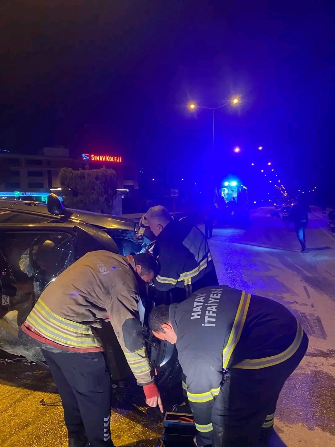 HATAY’IN DEFNE İLÇESİNDE VİDANJÖR ARACINA ÇARPAN OTOMOBİLİN DEVRİLDİĞİ KAZADA SÜRÜCÜ HAFİF...