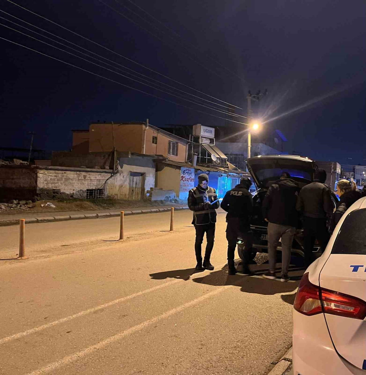 HATAY’IN İSKENDERUN İLÇESİNDE POLİS EKİPLERİ, KENTTE ASAYİŞ VE HUZURU SAĞLAMAK AMACIYLA GECE...