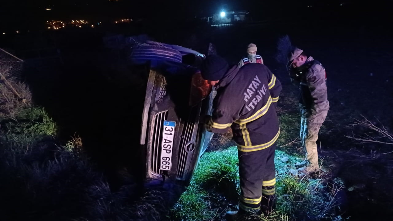 HATAY’IN KIRIKHAN İLÇESİNDE DİREKSİYON HAKİMİYETİNİ KAYBETMESİYLE YOLDAN ÇIKIP DEVRİLEN OTOMOBİL...