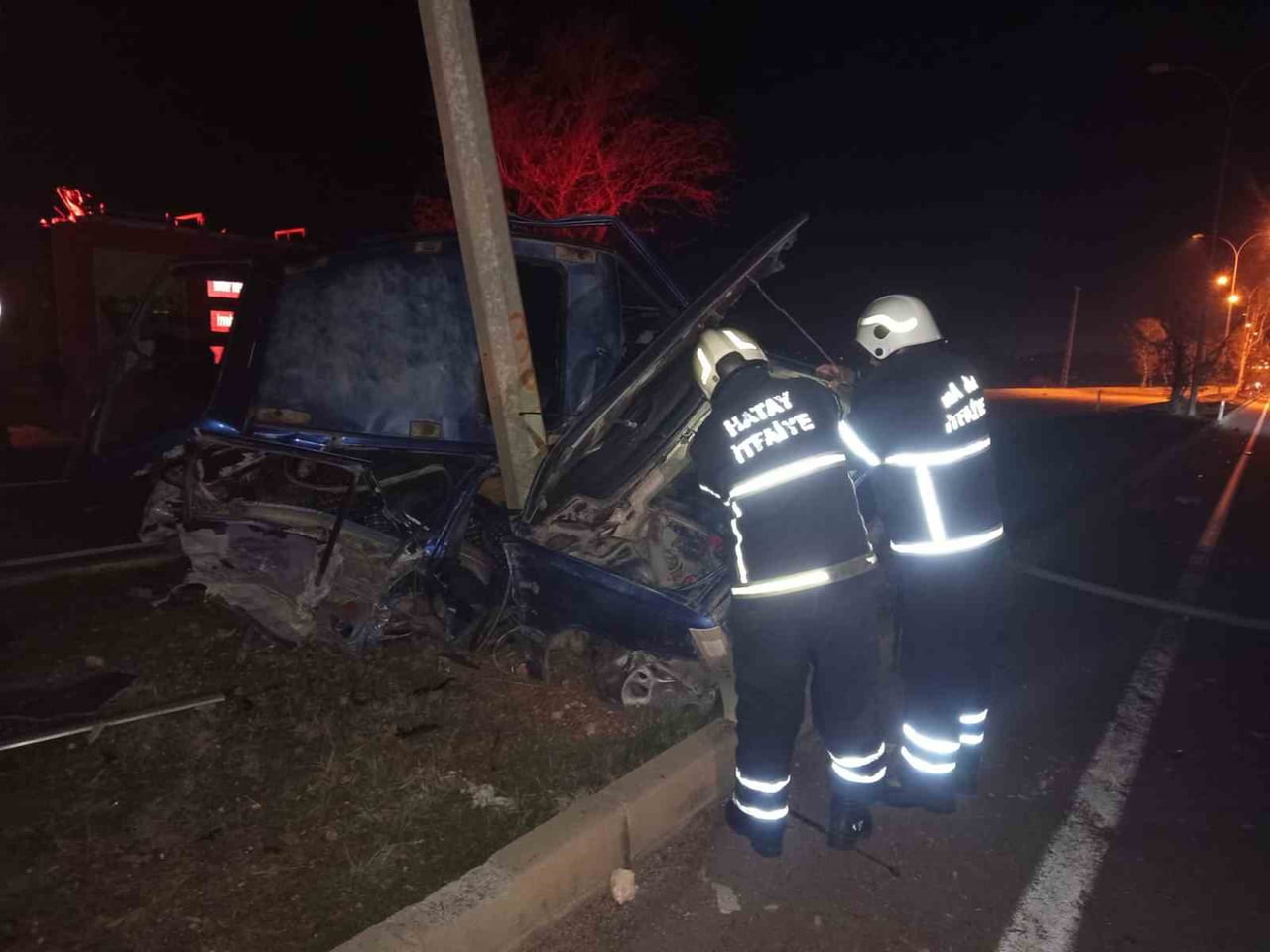 HATAY’IN REYHANLI İLÇESİNDE OTOMOBİLLE ÇARPIŞAN TOFAŞ MARKA OTOMOBİL, AYDINLATMA DİREĞİNE ÇARPARAK...