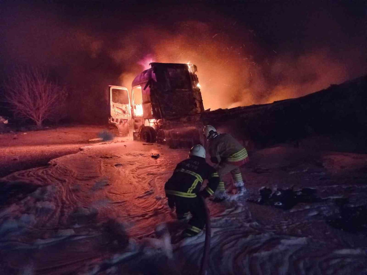 HATAY’IN SAMANDAĞ İLÇESİNDE ALEVLER İÇİNDE KALAN TIR, YANARAK KULLANILAMAZ HALE GELDİ.