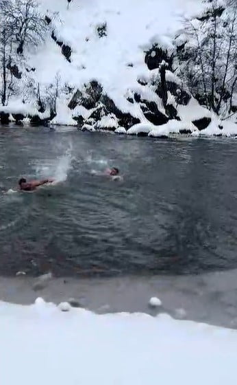 HAVA SICAKLIĞININ EKSİ 10 DERECEYE KADAR DÜŞTÜĞÜ TUNCELİ’DE ÜÇ ARKADAŞ, KARLAR ARASINDAN MAYOYLA...