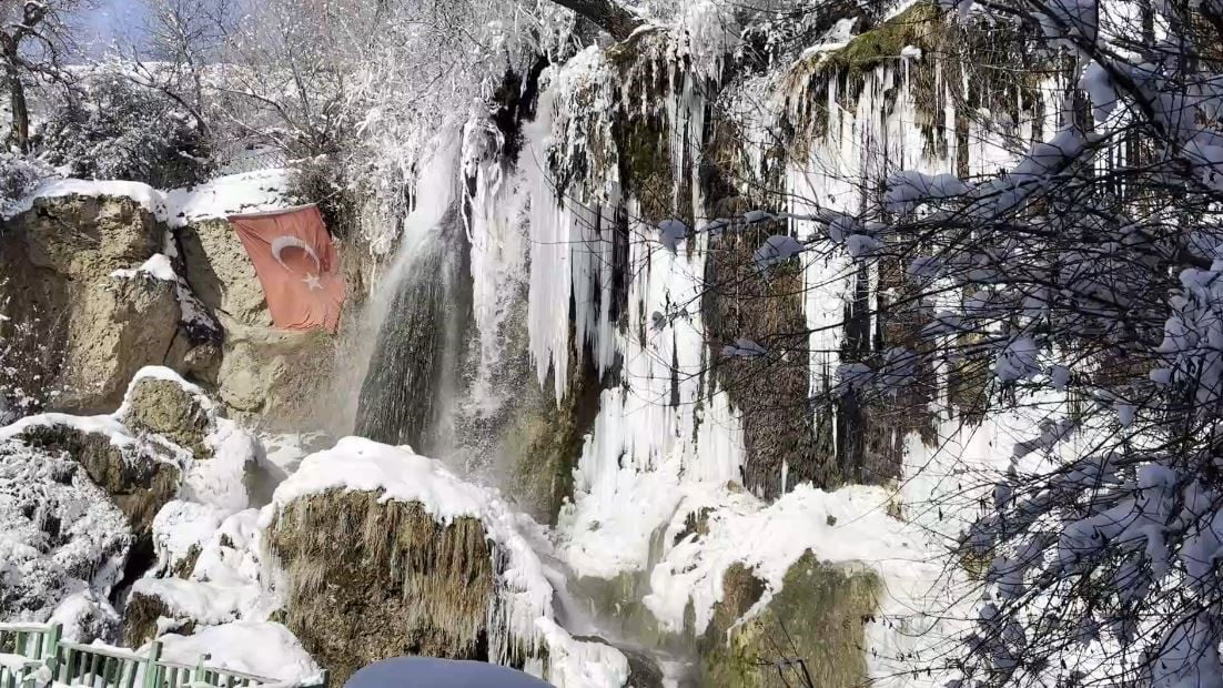 HAVA SICAKLIĞININ EKSİ 21 DERECEYE KADAR DÜŞTÜĞÜ SİVAS’TA SIZIR ŞELALESİ BUZ TUTTU.