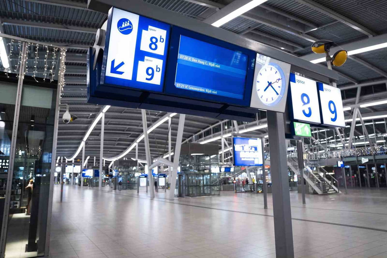 HOLLANDA'DA ETKİSİNİ SÜRDÜREN KAR YAĞIŞI VE OLUMSUZ HAVA ŞARTLARI NEDENİYLE YAKLAŞIK 535...