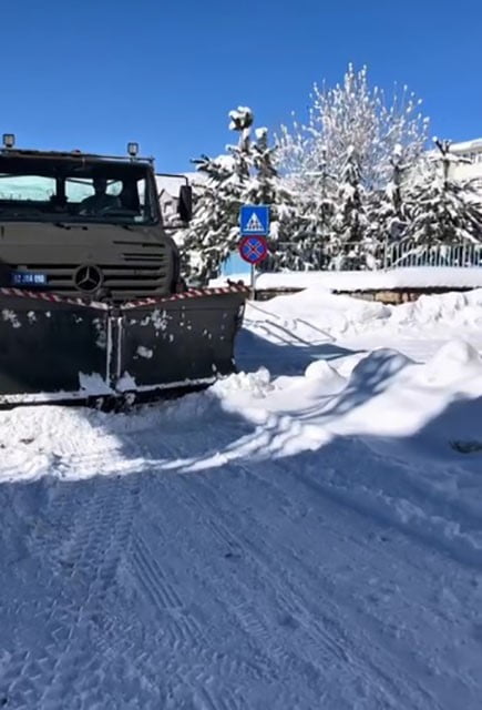 HOZAT İLÇE MERKEZİNDE ETKİLİ OLAN YOĞUN KAR YAĞIŞI NEDENİYLE ULAŞIMDA AKSAMALAR YAŞANIRKEN, HOZAT...