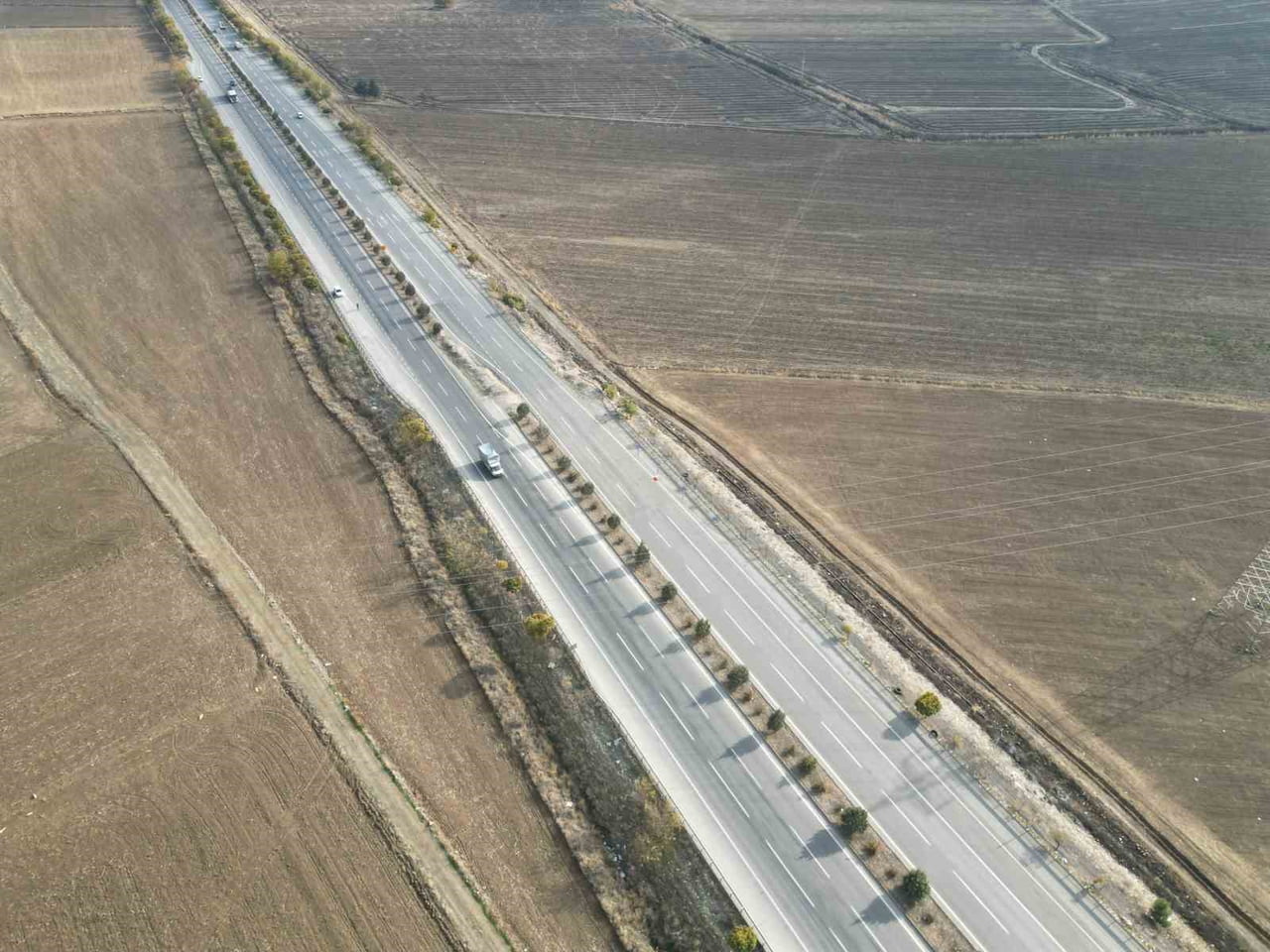 HRAMANMARAŞ MERKEZLİ 6 ŞUBAT DEPREMLERİ SONRASI 7 METRE KAYAN YOLUN GÖRÜNTÜSÜ DİKKAT ÇEKİYOR....