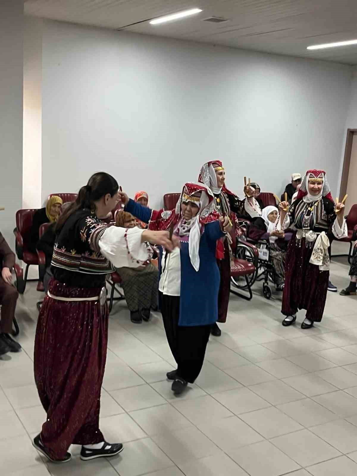 HUZUREVİNDE  HALK OYUNLARI İLE RENKLİ ANLAR YAŞANDI