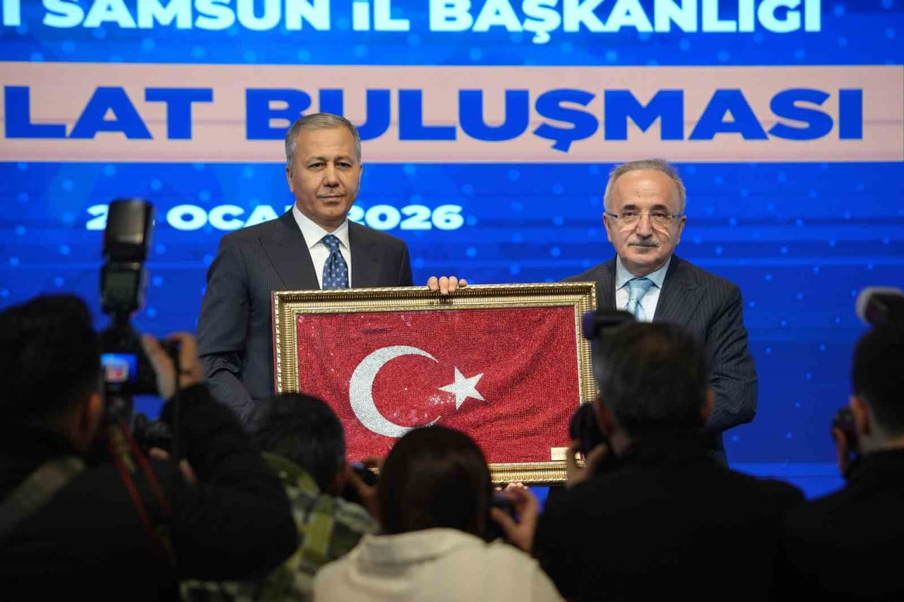 İÇİŞLERİ BAKANI ALİ YERLİKAYA'YA TÜRK BAYRAĞI HEDİYE EDİLDİ.