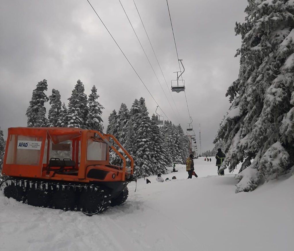 İÇİŞLERİ BAKANI ALİ YERLİKAYA BURSA ULUDAĞ’DA TELESİYEJ ARIZASI NEDENİYLE MAHSUR KALAN 52 KİŞİNİN...