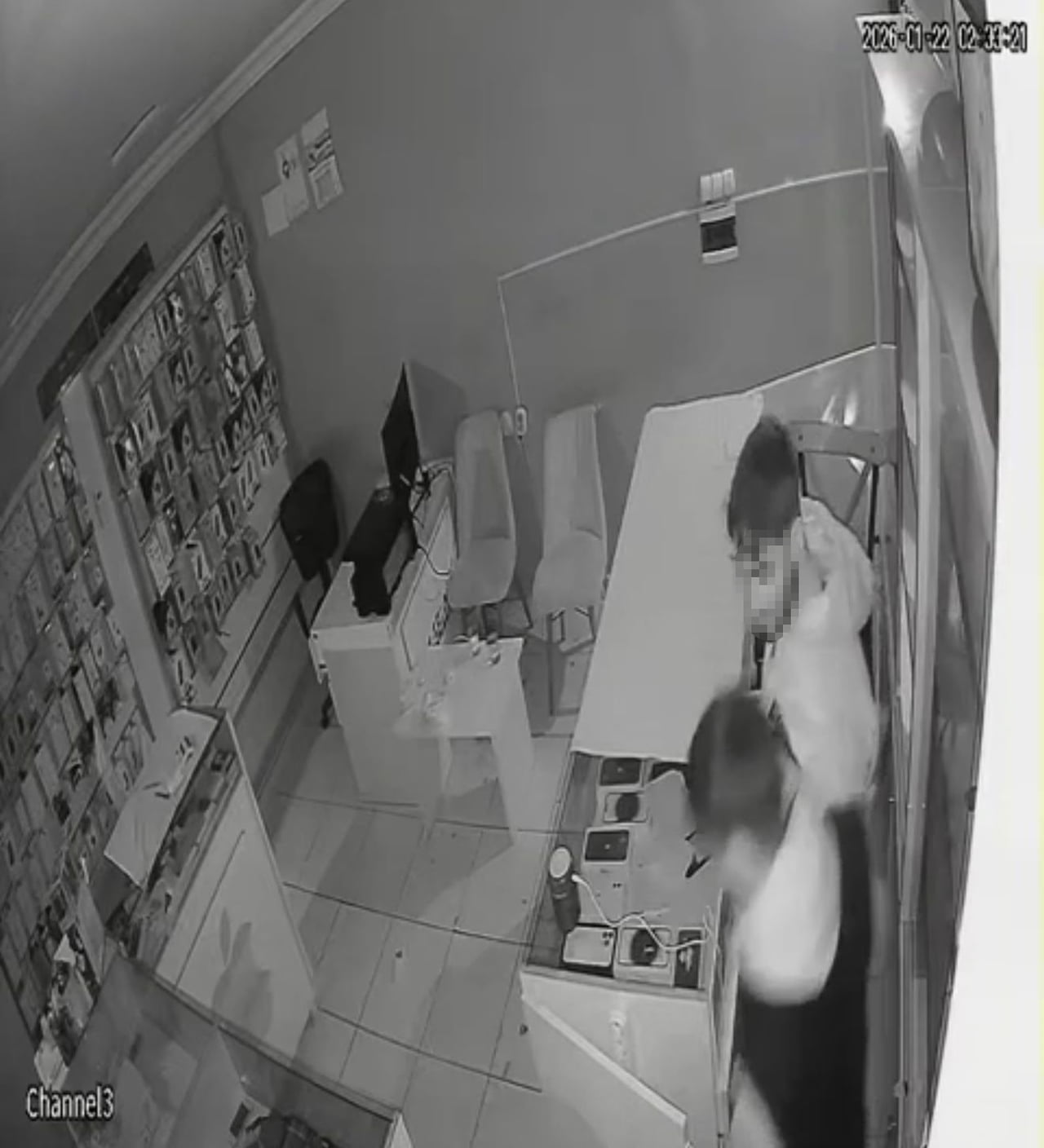 IĞDIR'DA TELEFON SATIŞ MAĞAZASINA GİREN 2 HIRSIZ, ÇOK SAYIDA TELEFONU ALIP KAÇTI. HIRSIZLIK ANLARI...