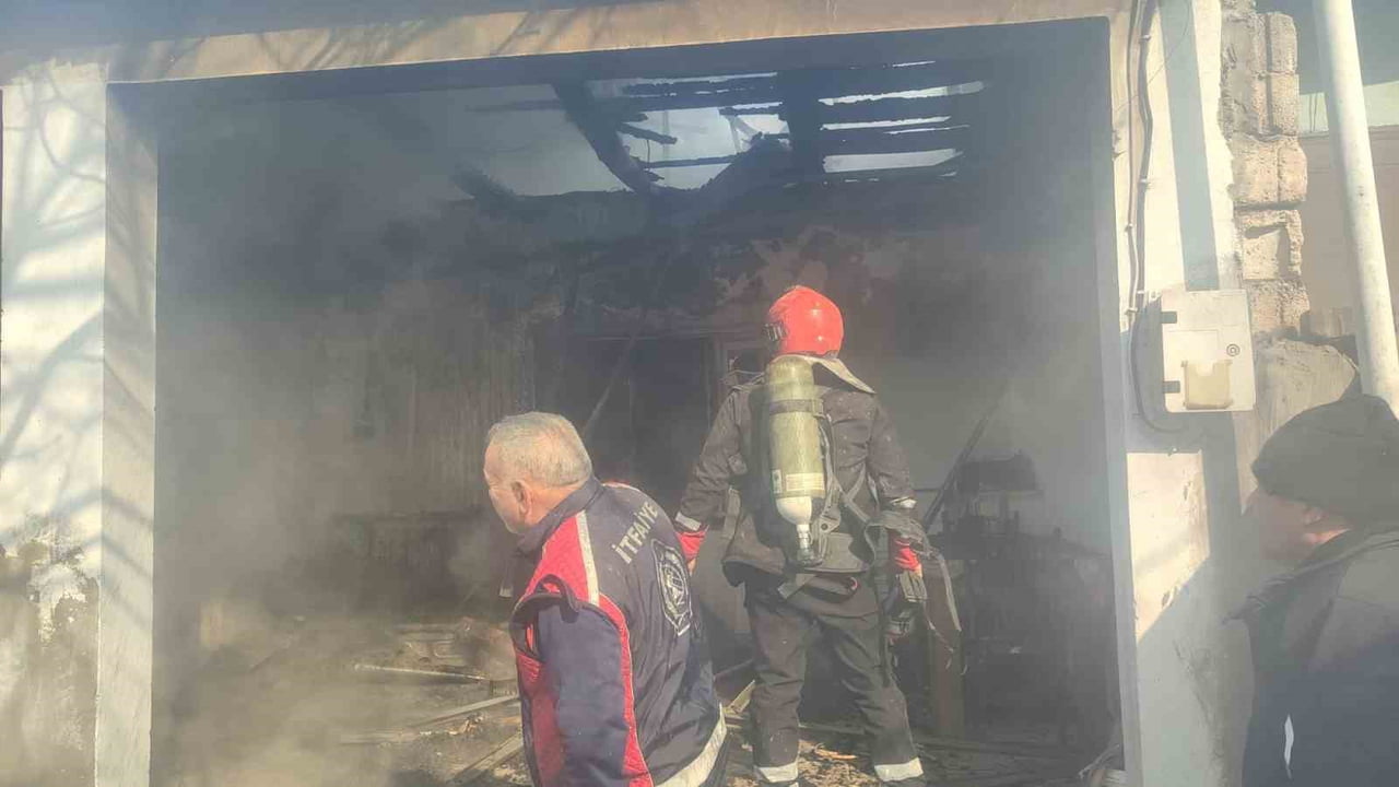 IĞDIR’DA BİRİ APARTMAN ÇATI KATINDA, DİĞERİ İSE KÖYDE AHŞAP BİR EVDE ÇIKAN İKİ AYRI YANGIN PANİĞE...