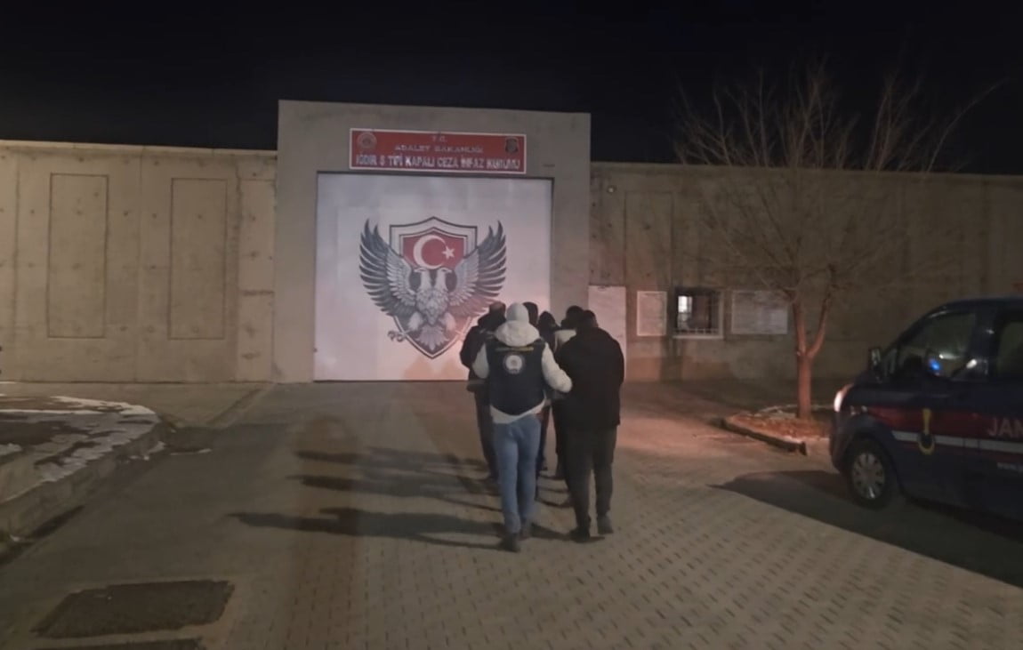 IĞDIR’DA GÖÇMEN KAÇAKÇILIĞI OPERASYONU: 3 ŞÜPHELİ TUTUKLANDI