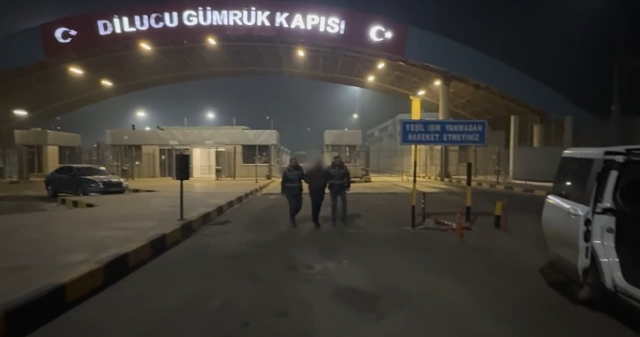 IĞDIR’DA ULUSLARARASI SEVİYEDE ARANAN HÜKÜMLÜ SINIR KAPISINDA YAKALANDI