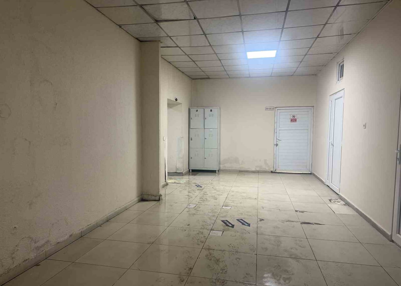 IĞDIR DR. NEVRUZ EREZ DEVLET HASTANESİ’NDE TAVANLARIN AKMASI SONUCU KORİDORLAR ÇAMURA DÖNDÜ