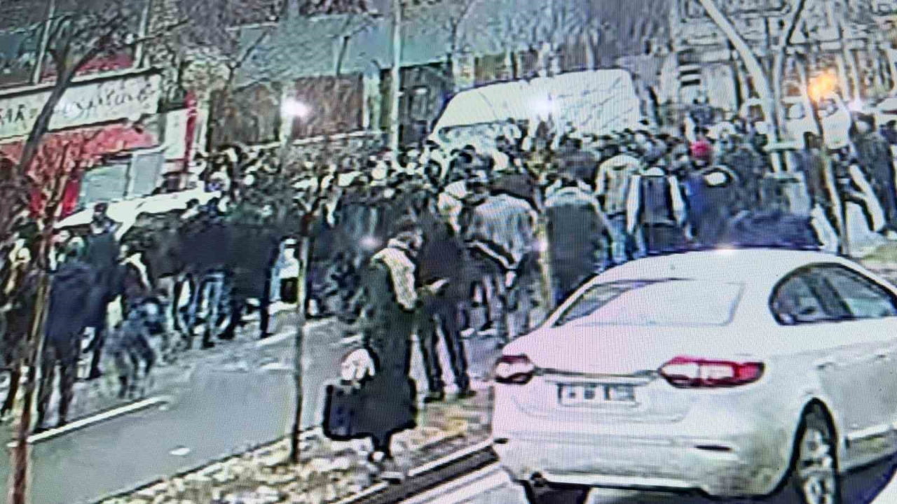 İKİ AİLE ARASINDA ÇIKAN KAVGASI GÜVENLİK KAMERASINA YANSIDI.