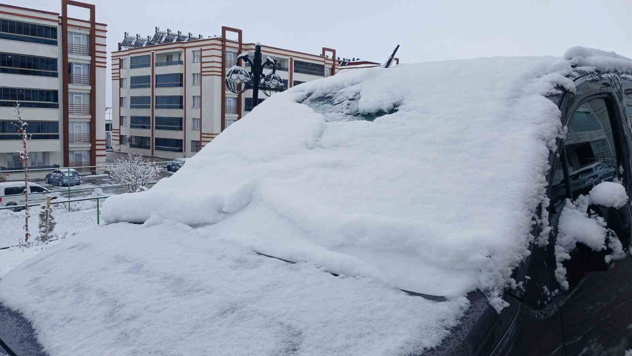 İKİ GÜN SÜREN YAĞMURUN ARDINDAN ETKİLİ OLAN KAR YAĞIŞI, KULP İLÇE MERKEZİ VE KIRSAL MAHALLELERDE...