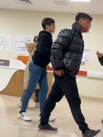 İKİ YARALI GENÇ KENDİ İMKANLARIYLA HASTANEYE GELMİŞTİ. ÖNDEKİ MONTLU OLAN TUTUKLANAN E.Y....