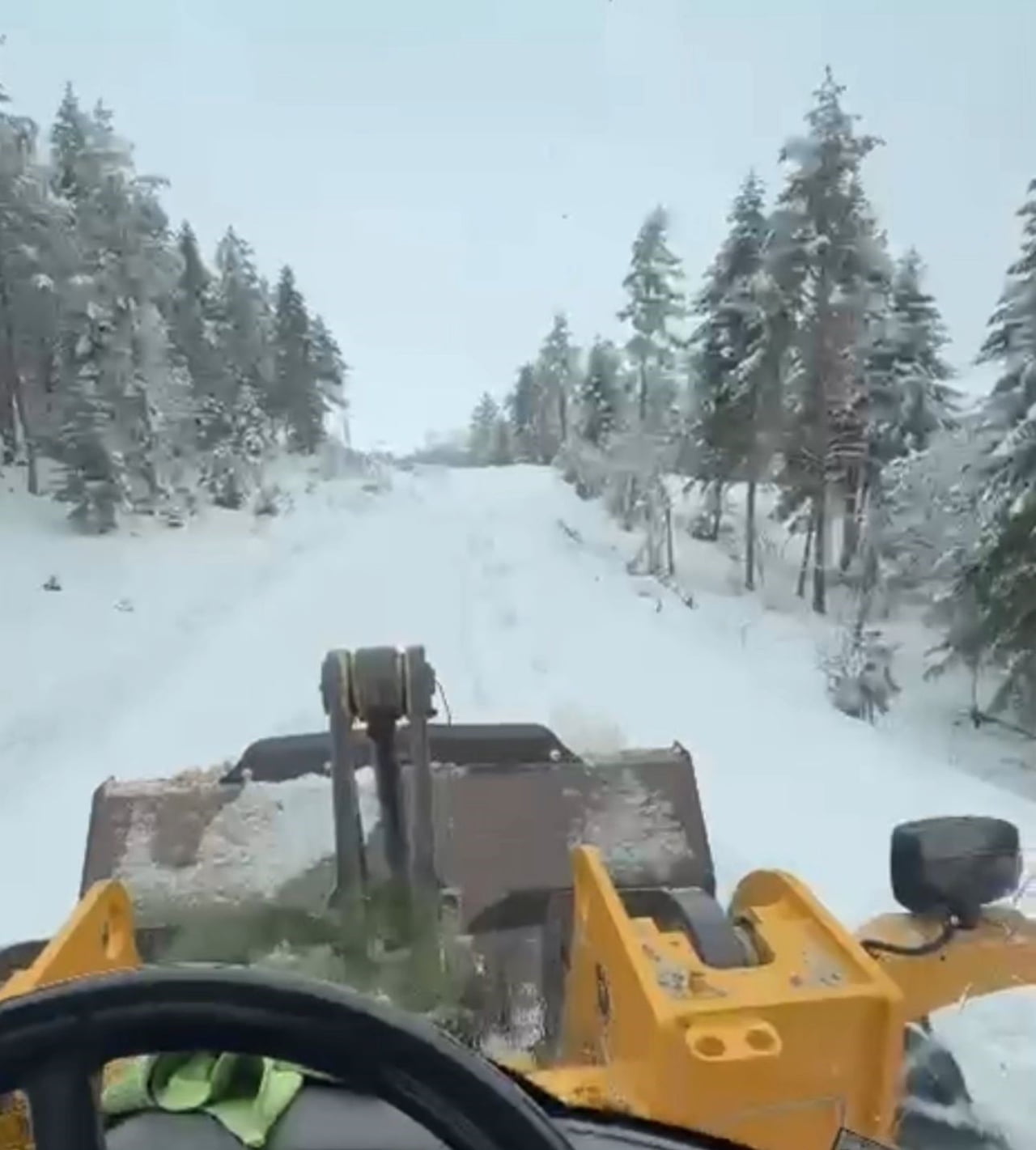 İL ÖZEL İDARESİNDEN ALINAN BİLGİYE GÖRE  KENT GENELİNDE TOPLAM 109 KÖY YOLU KAR YAĞIŞI NEDENİYLE...