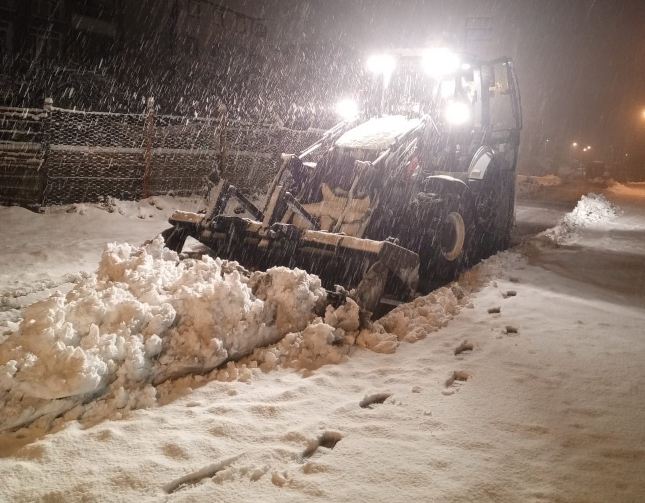 İLKADIM BELEDİYESİ, İLÇEDE ETKİLİ OLAN KAR YAĞIŞI NEDENİYLE GECE-GÜNDÜZ DEMEDEN KARLA MÜCADELE...
