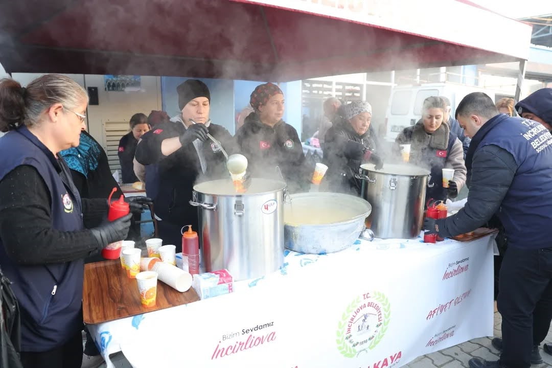 İNCİRLİOVA BELEDİYE BAŞKANI AYTEKİN KAYA, ACARLAR MAHALLESİ’NDE KURULAN PAZAR PAZARI’NI ZİYARET...