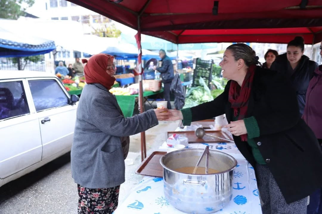 İNCİRLİOVA BELEDİYESİ, SOĞUK KIŞ GÜNLERİNDE PAZAR PAZARI’NDA ESNAF VE VATANDAŞLARA SICAK ÇORBA...