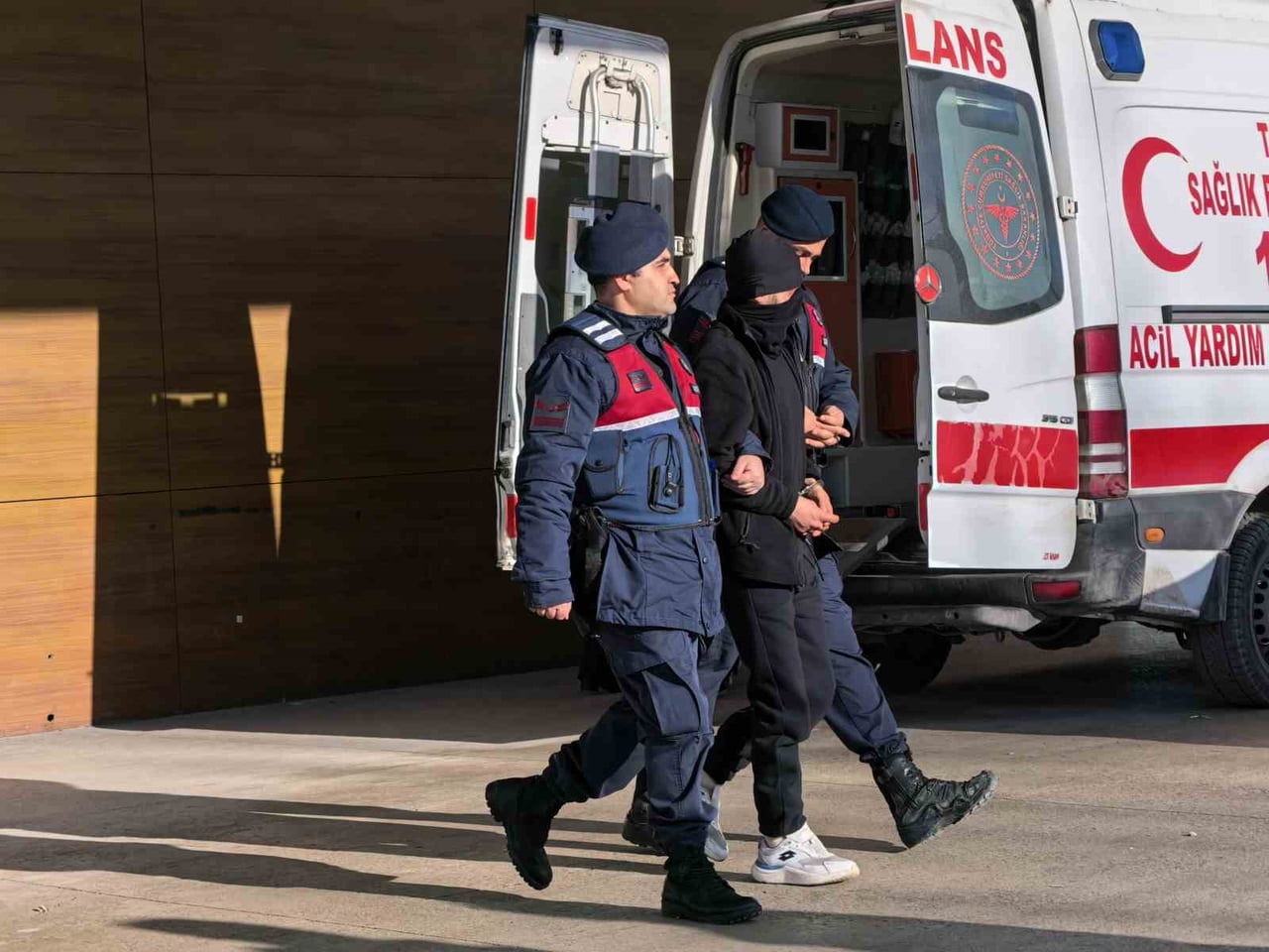 İNEGÖL’DE TEKEL BAYİNE TÜFEKLİ SALDIRI: CEZAEVİ FİRARİSİ TUTUKLANDI