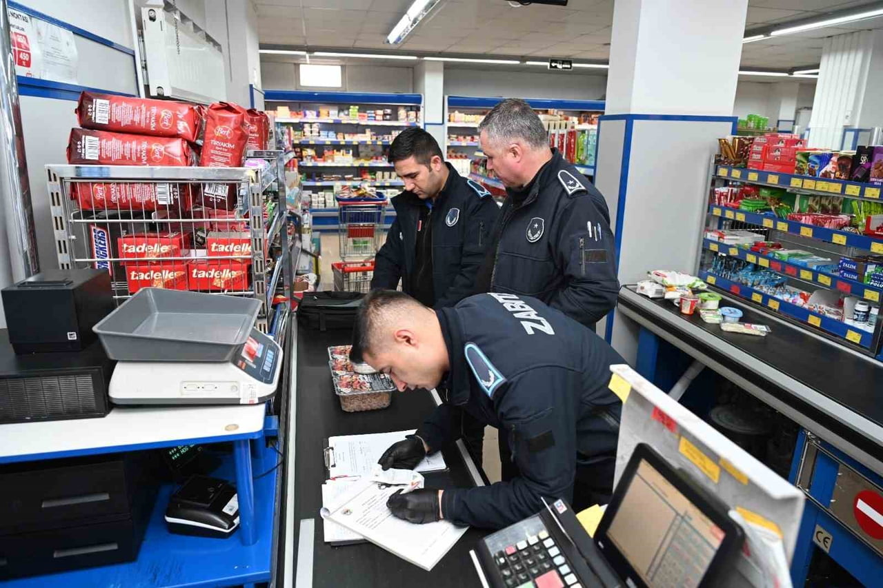 İNÖNÜ BELEDİYESİ ZABITA MÜDÜRLÜĞÜ EKİPLERİ, İLÇE GENELİNDE GERÇEKLEŞTİRDİĞİ DENETİMLER SONUCUNDA...