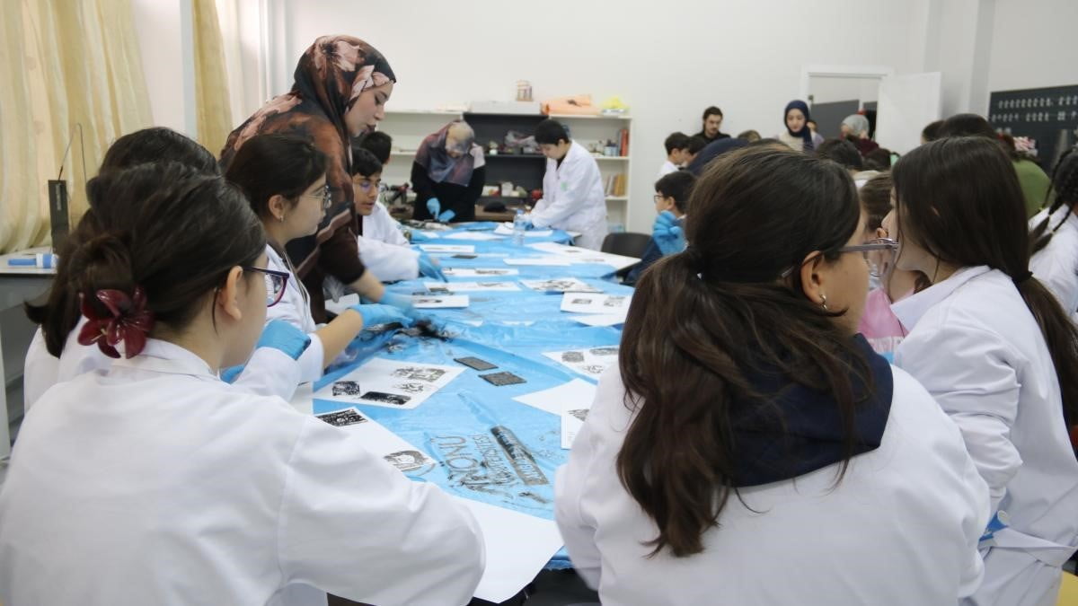 İNÖNÜ ÜNİVERSİTESİ'NDE ÇOCUKLAR, ÖZGÜN BASKI RESİM ATÖLYESİ ETKİNLİĞİNDE HÜNERLERİNİ...