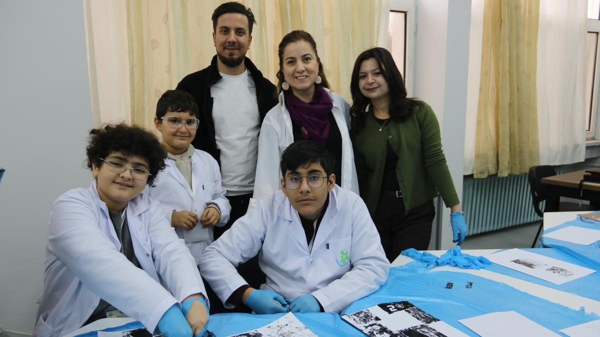 İNÖNÜ ÜNİVERSİTESİ'NDE ÇOCUKLAR, ÖZGÜN BASKI RESİM ATÖLYESİ ETKİNLİĞİNDE HÜNERLERİNİ...