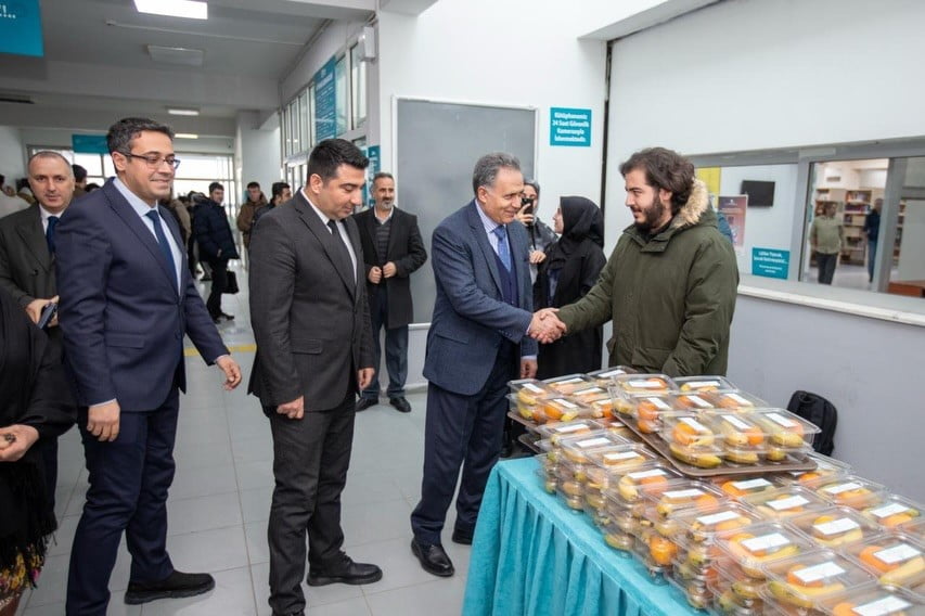 İNÖNÜ ÜNİVERSİTESİ’NDE FİNAL HAFTASINDA ÖĞRENCİLERE MEYVE İKRAMI