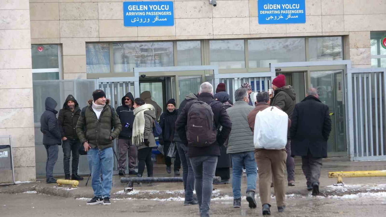 İRANLI TURİSTLER KAPIKÖY GÜMRÜK KAPISI'NDAN GİRİŞ YAPTI