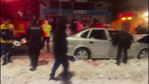 İş makinesine çarpan otomobilin sürücüsü kurtarılamadı