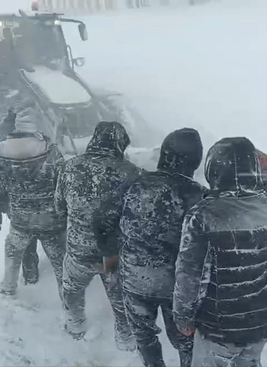 İŞ MAKİNESİNİN HALATLA ÇEKMESİ VE FIRTINA VE KARDAN ADAMA DÖNÜŞENLER