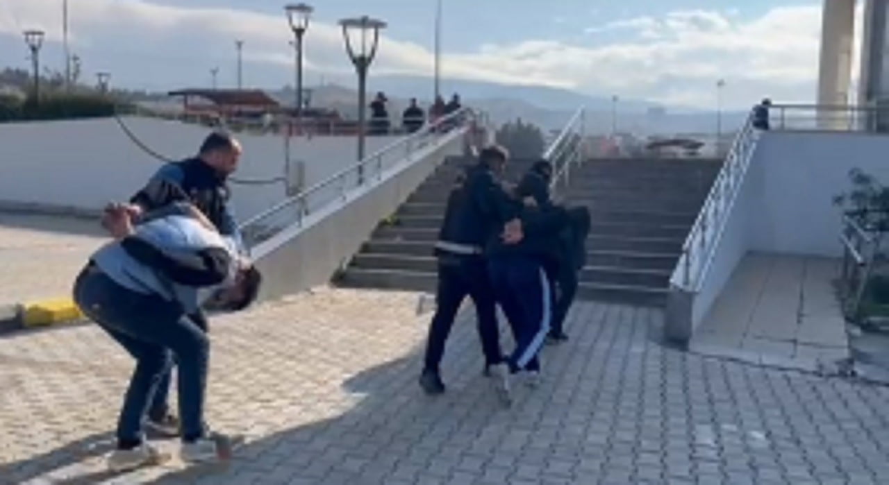 İSKENDERUN’DA CAFE’DEKİ ATEŞLİ SİLAHLA KAVGANIN ŞÜPHELİLERİ TUTUKLANDI