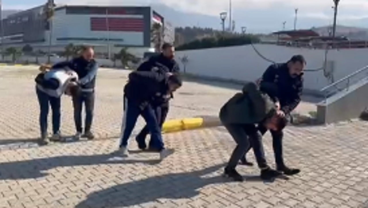 İSKENDERUN’DA CAFE’DEKİ ATEŞLİ SİLAHLA KAVGANIN ŞÜPHELİLERİ TUTUKLANDI
