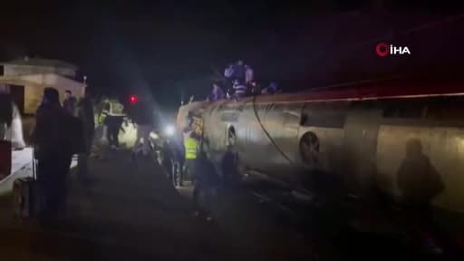 İspanya'nın güneyinde 2 hızlı trenin raydan çıkması sonucu meydana gelen kazada en az 21 kişi...