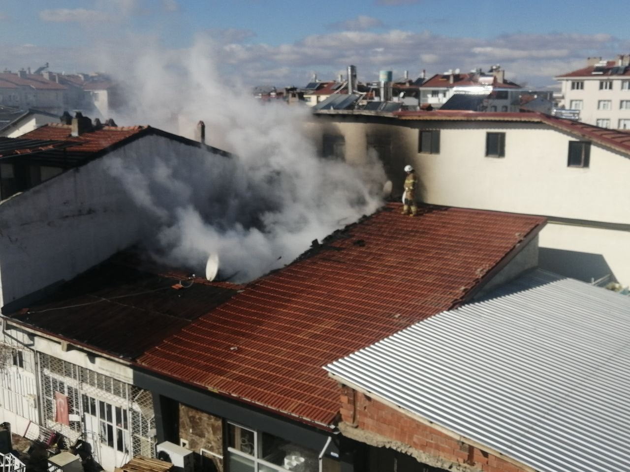 ISPARTA'NIN YALVAÇ İLÇESİNDE BİR HURDA İŞLETMESİNİN ÇATISINDA ÇIKAN YANGIN İTFAİYENİN...